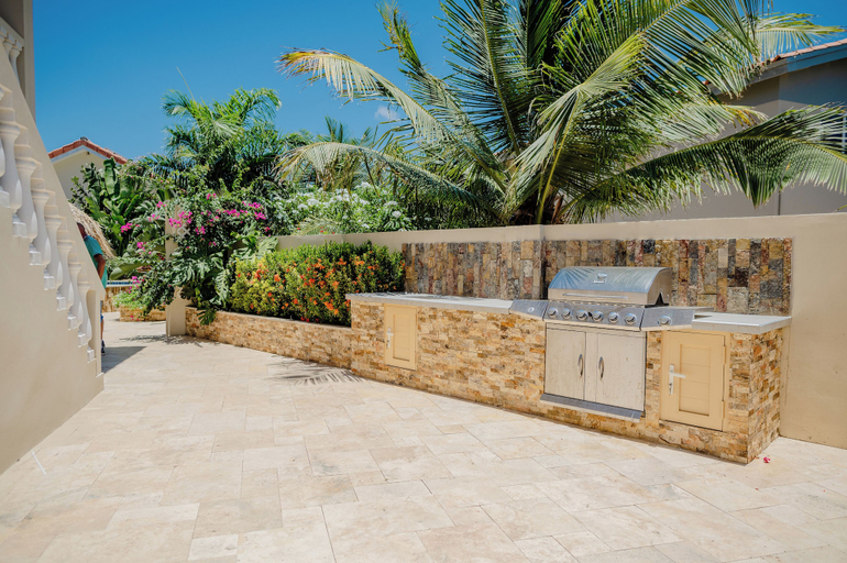 BBQ/picnic area 4, Spacious 4-bedroom apartment 2 km from Eagle beach - Dream Suites Aruba