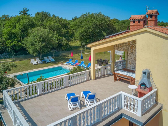 Pool 2, House House Lola, Raša