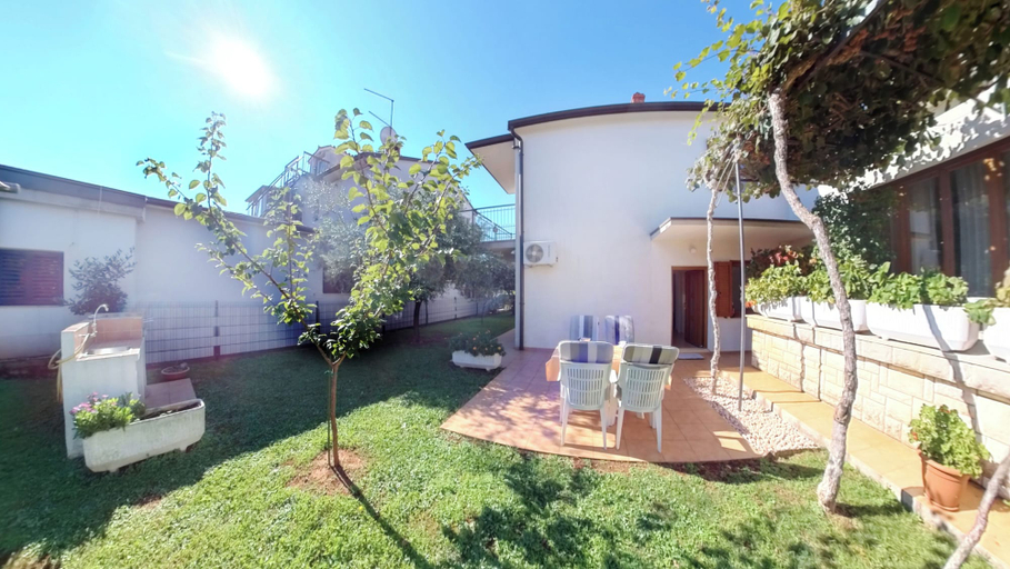 Garden 4, Quiet Garden Apartment in Umag, Umag