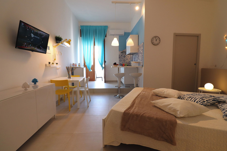 Room 5, Casa Maya Modern Open-space Apartment Steps From Otrantos Seafront, Lecce
