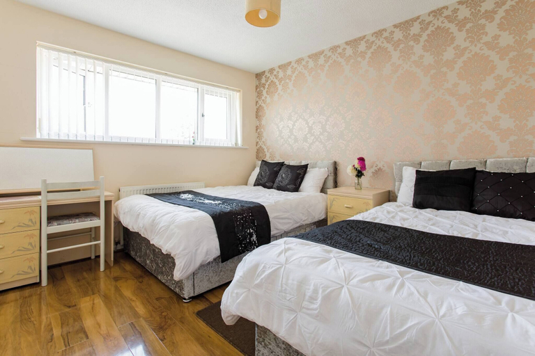 Room 2, 2 Bedroom Holiday Home Eith 3 Beds & Sofa Bed Near Manchester City Stadium, Tameside