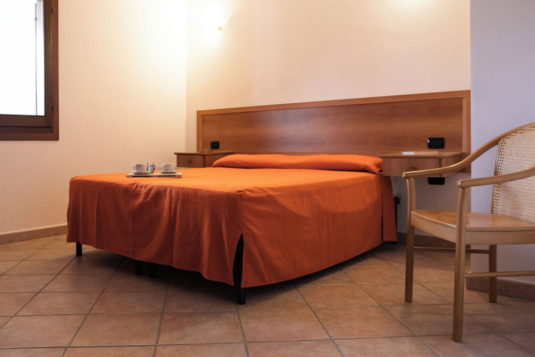 Room 5, Idyllic Residence Cala Viola 2 Bedroom Sleeps Num1381, Nuoro