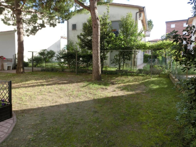 Garden, Bright Three Guests Flat in Lignano, Udine