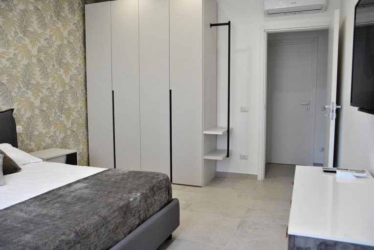 Room 5, Sea Breeze Seafront Flat, Latina