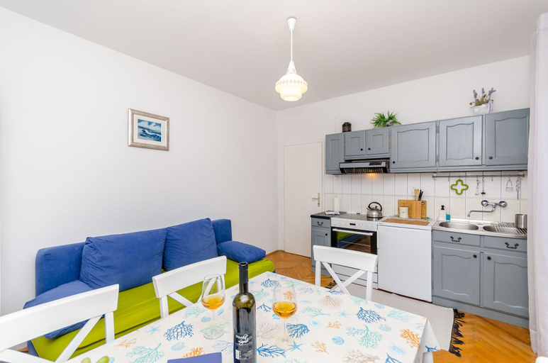 Private kitchen 3, Apartments In Center, Jelsa
