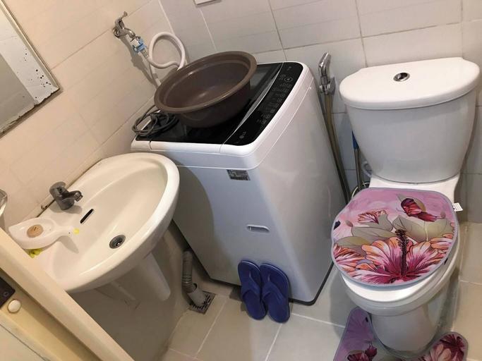 Bathroom 5, 5 Minutes to Jazz Mall! Studio-type Condo100mbps, Makati City
