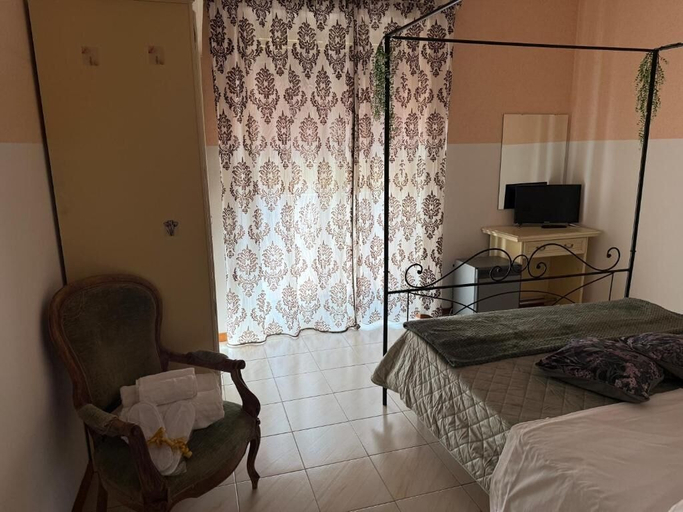 Room 2, Hotel Azzurra, Pistoia