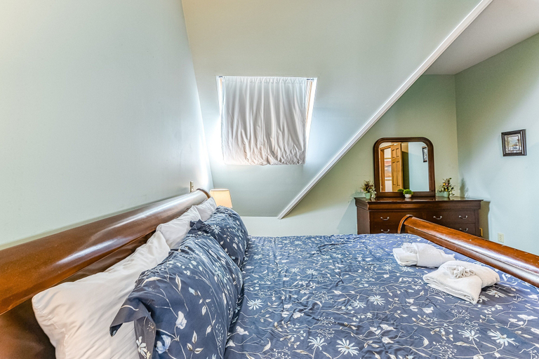 Room 4, Lakefront Retreat With Dock, Private Hot Tub, Central AC, and Private Beach, Spotsylvania