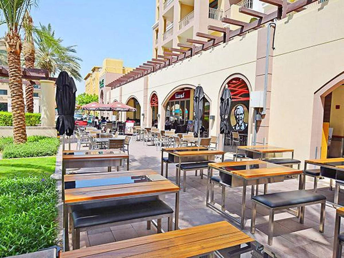 Outdoor dining, New Fully Upgraded - Central Located - Fits 6, Dubai