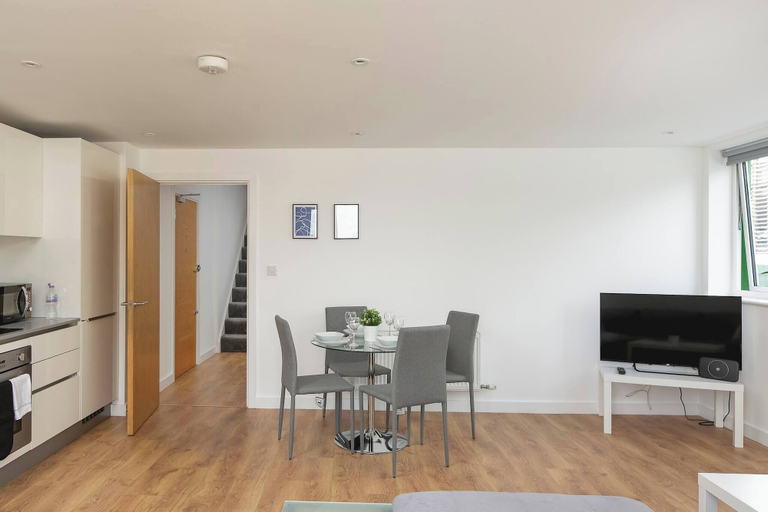 Others 4, Skyvillion - Huge 4bed Apartment Wbalcony - Parking, London
