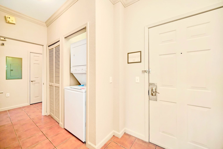 Interior 3, Upstay: Condo w Pool, Sauna for 6 Guests, Orange