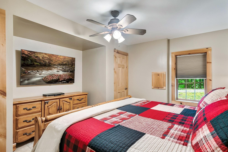 Room 4, Eagles Perch Pool Cabin, Sevier