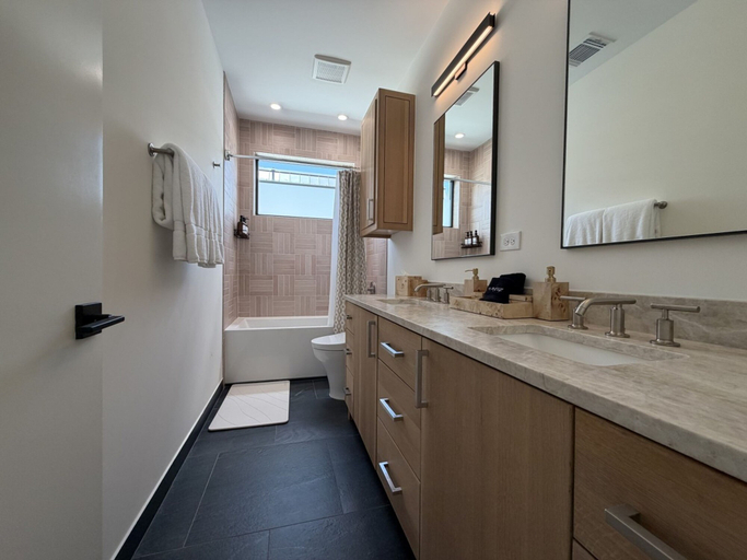 Room 5, New Build Downtown Views Pool Spa Walkable, Travis