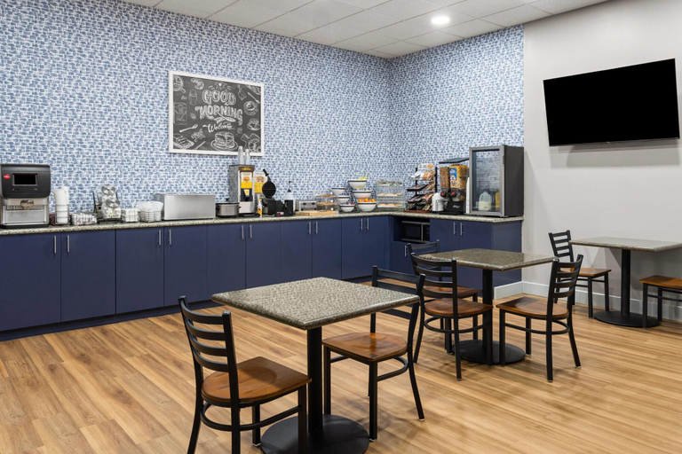 Food & Drinks 5, Americinn By Wyndham Marshfield, Wood