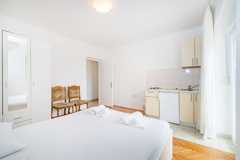 Room 5, Studio Apartments Near Center 4, Novalja