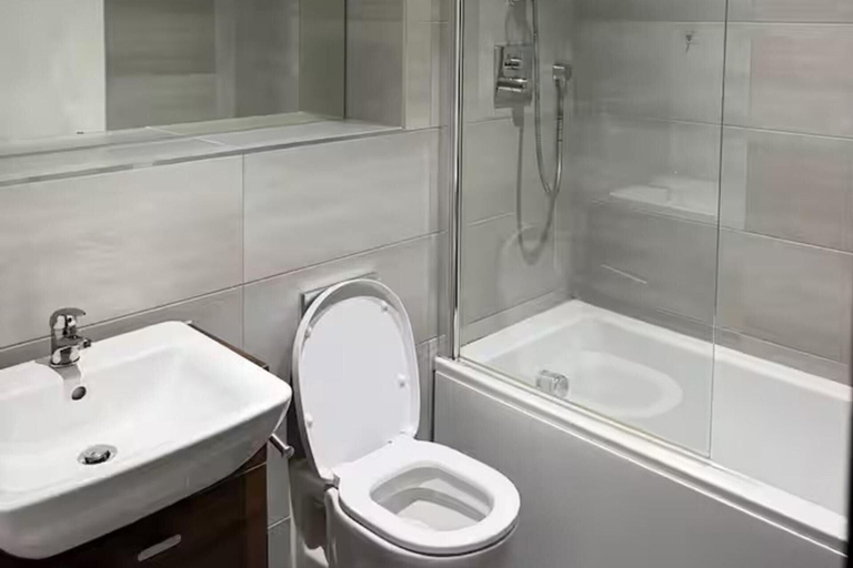 Bathroom, Central Broad St Apartment, Gym & Fast Wifi, Birmingham