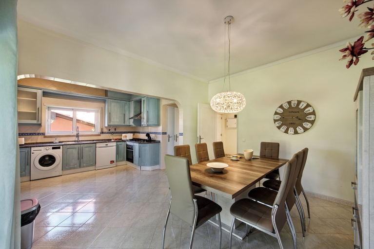 Dining room 4, Charming Villa With Private Pool in Vibrant Vilamoura, Free AC and Wifi, Loulé