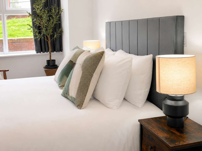 Room 4, Sleeps 6 - 2BR Stay - Free Parking - Manchester, Manchester
