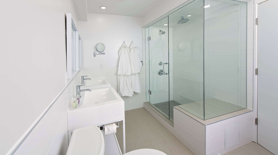 Bathroom 5, Coast Canmore Hotel & Conference Centre, Division No. 15
