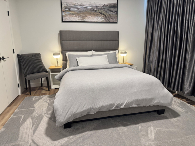 Room 4, Fivestar Inspired Private Suite- Downtown Access, Division No. 6