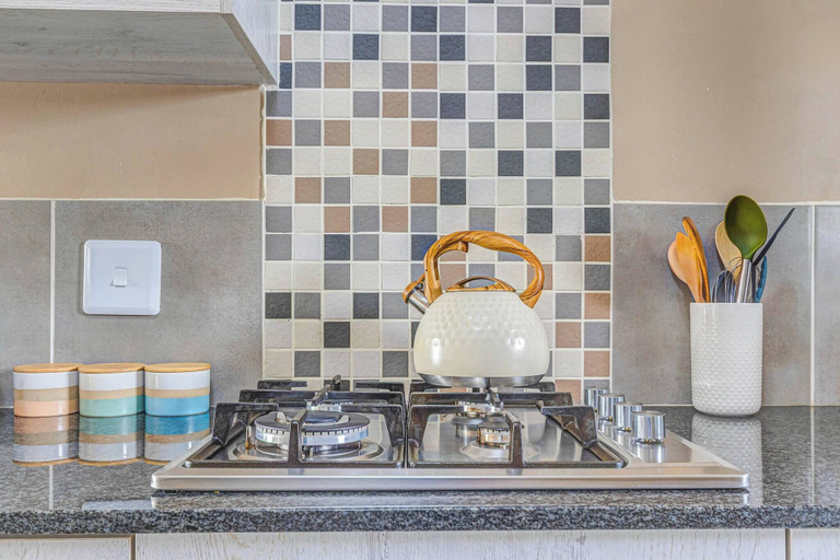 Private kitchen, No3 Airville Ember,9 min Drive to Cresta Mall, City of Johannesburg