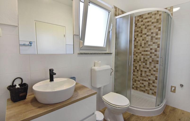 Bathroom 3, Apartment With Garden and BBQ Area, Umag