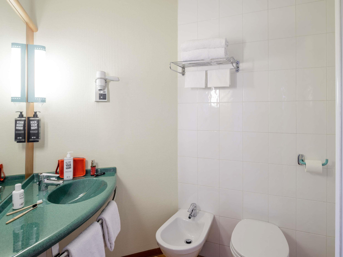 Bathroom 4, ibis Milano Malpensa Aeroporto, Varese