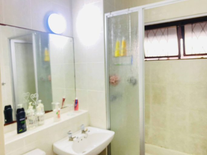 Bathroom 2, Amanzimtoti Beach Accommodation, eThekwini