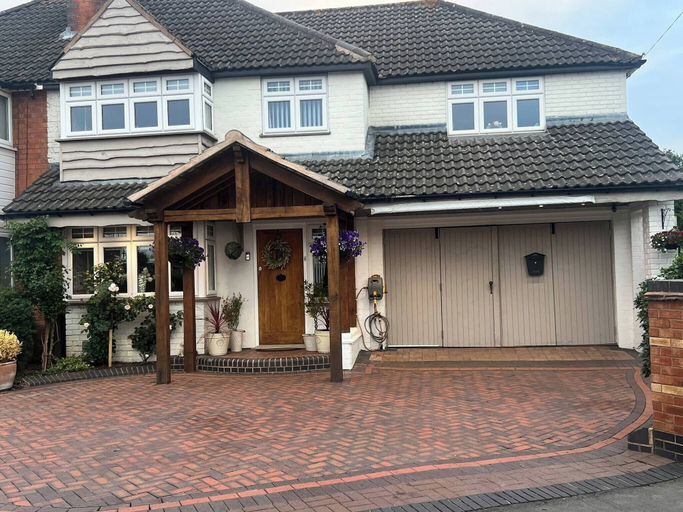 Exterior detail, staysolihull, large spacious corner house,, Solihull