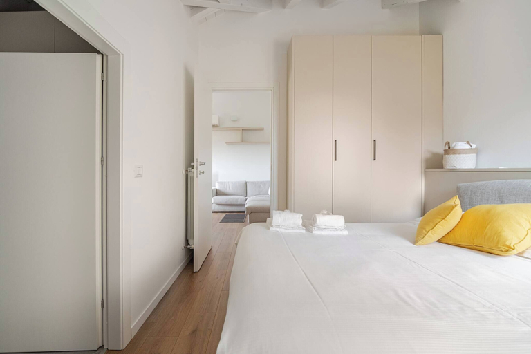 Room 2, Modern Flat 2 Near the Swiss Border in Viggiù, Varese