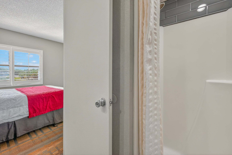 Room 4, Scenic Lakeview Condo w Balcony and Resort Pools, Orange