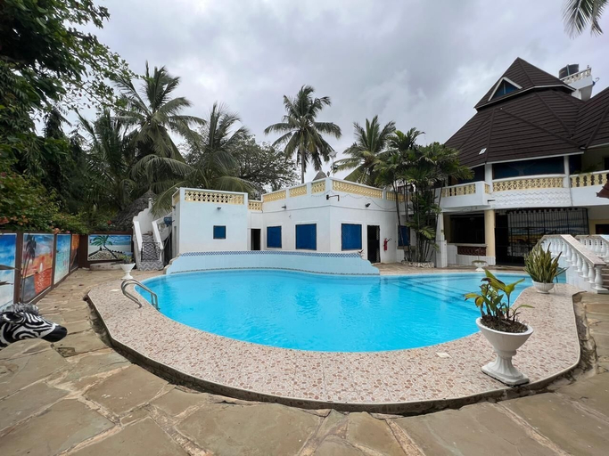 Pool, Luxurious 4-bedroom Holiday House With Pool Access in Diani Beach, Msambweni