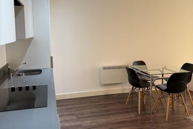 Dining 3, Central Broad St Apartment, Gym & Fast Wifi, Birmingham