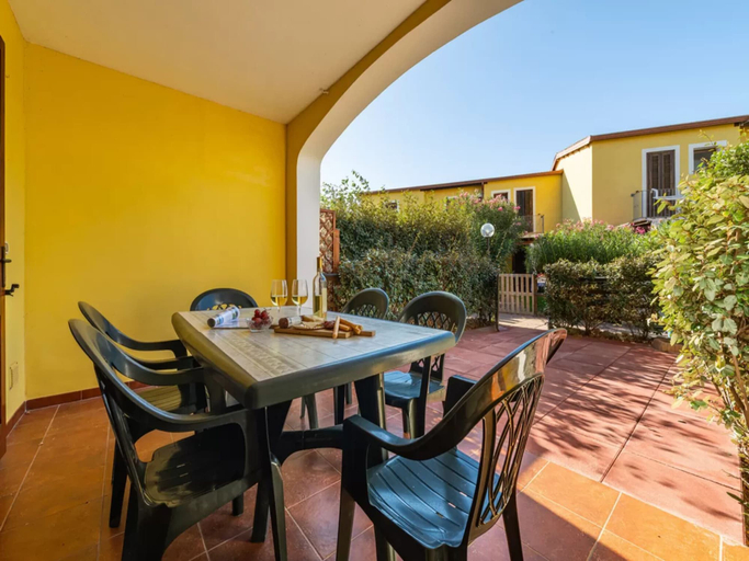 Outdoor dining 3, Comfortable Accommodation With Patio, Sassari