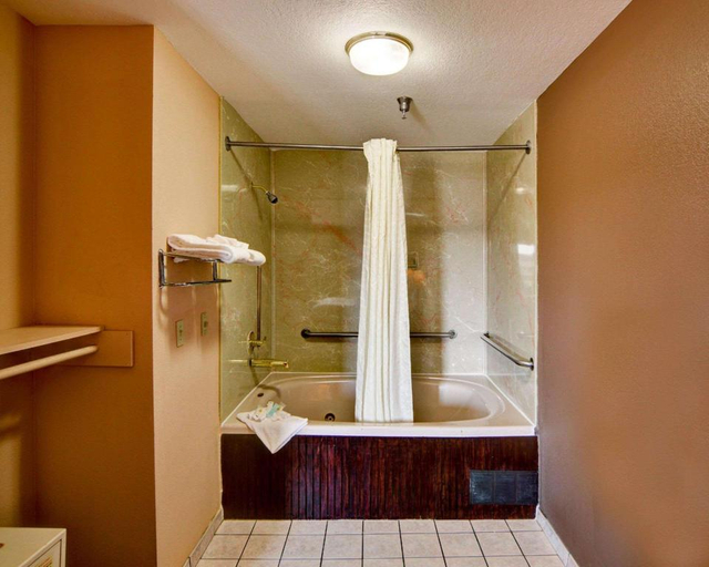 Bathroom 4, Quality Inn Forest Hill - Fort Worth South, Tarrant