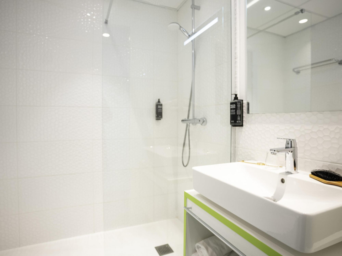 Bathroom 5, ibis Styles Fougères, Ille-et-Vilaine