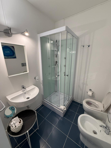 Bathroom 2, Il Bianco E Il Nero, Syracuse