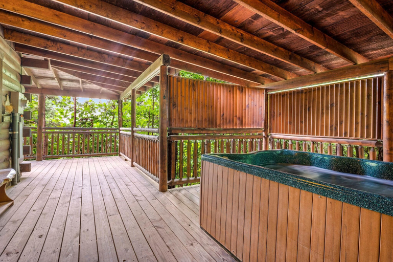 Outdoor spa tub 2, Gatlinburg Enchanted Treehouse, Sevier