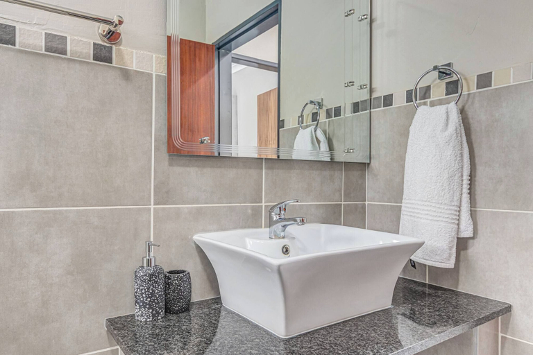 Bathroom 5, No3 Airville Ember,9 min Drive to Cresta Mall, City of Johannesburg