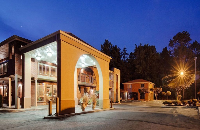 Exterior & Views 2, MHO Inn & Suites, Middlesex