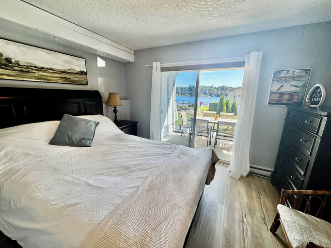 Room 2, Lakefront Condo and Beach, Cowichan Valley