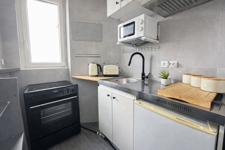 Private kitchen 4, Luxueux 2 pièces près du Parc Monceau, Paris