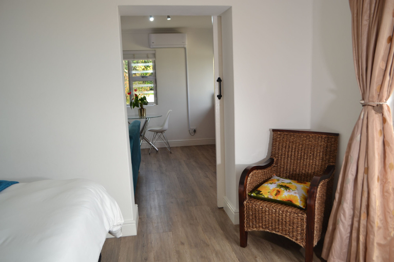 Living room 4, Accessible City Retreat With Stunning Views and Pool Access, City of Cape Town