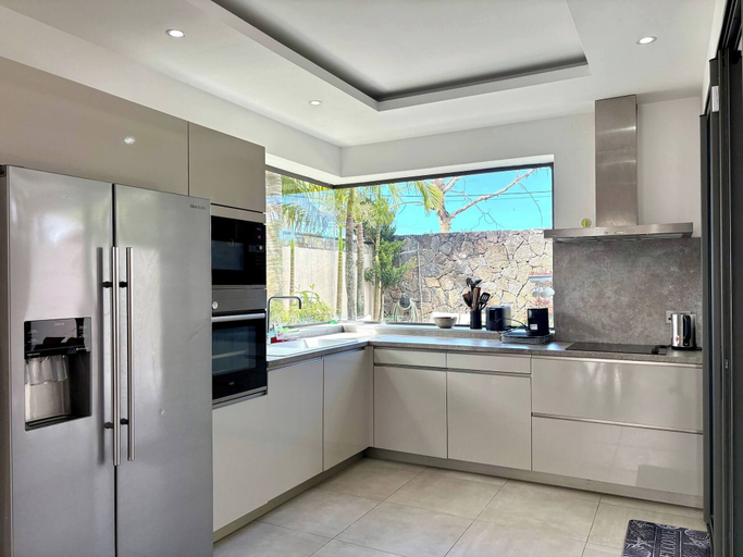 Private kitchen 2, Modern Villa Nestled in its Tropical Garden