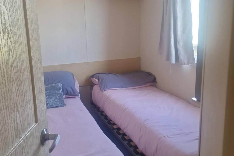 Room 5, 3 Bed Caravan - Sleeps 8 - Pool - Pet Friendly, Lincolnshire