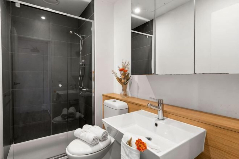 Bathroom 3, A Chic 2BR Apt Across from Southern Cross Station, Melbourne