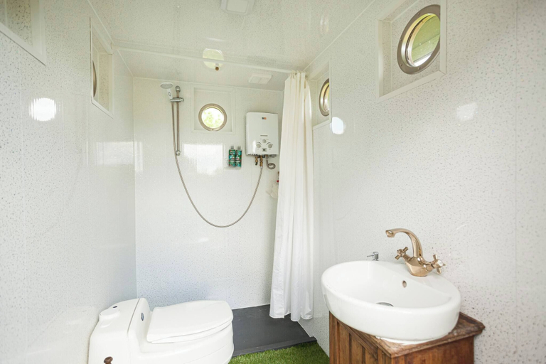 Bathroom 5, Orchard View Shepherds Hut, West Sussex