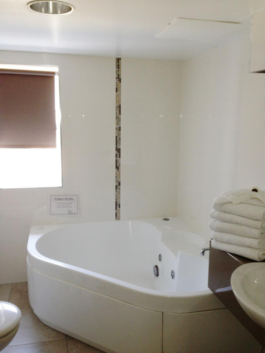 Bathroom 3, Ocean International, Mackay - Pt A