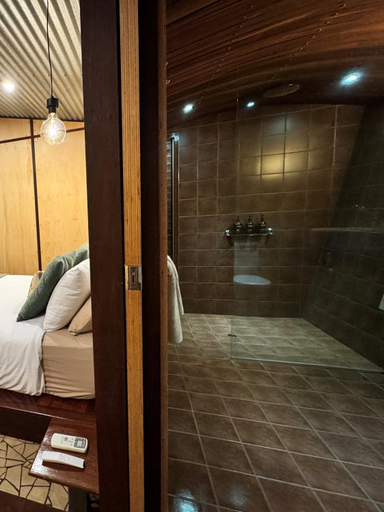 Bedroom 2, The Odd Frog, Alpine - East