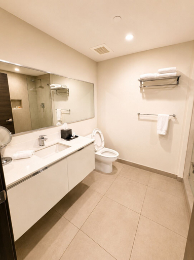Bathroom 5, Global Rent Apart, Broward